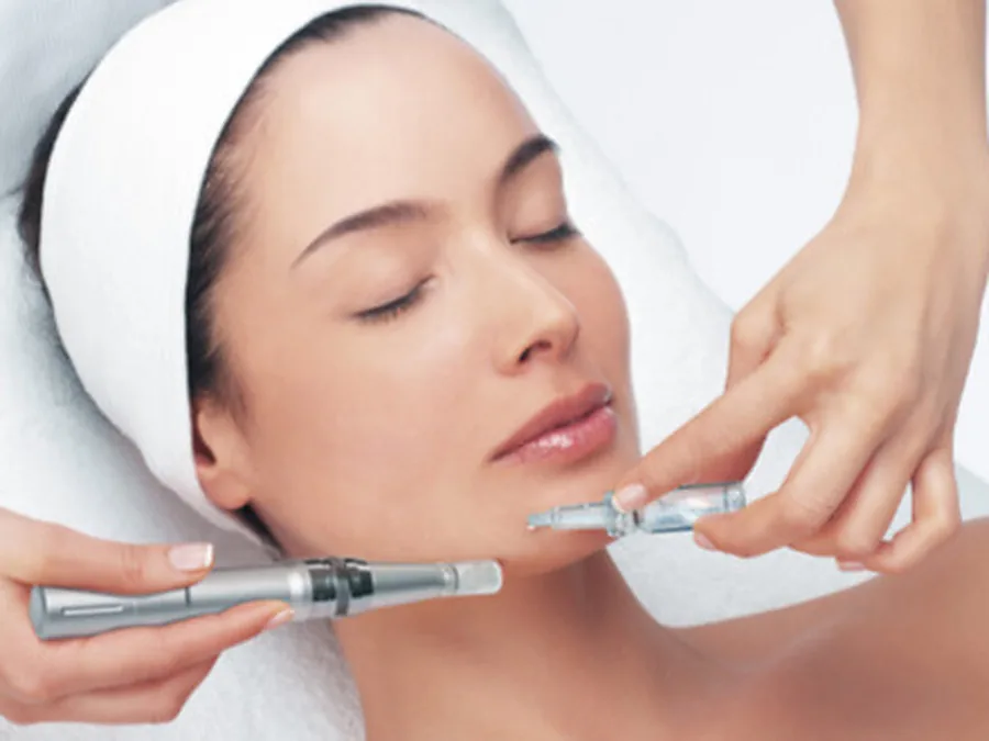Dermapen microneedling-behandling av ansikt